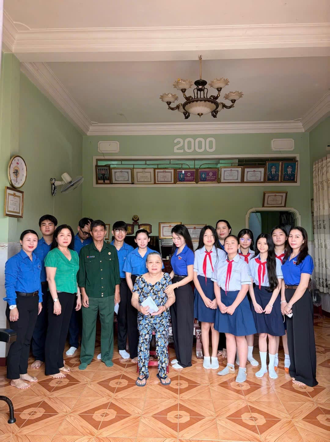 HOẠT ĐỘNG “ĐỀN ƠN ĐÁP NGHĨA - UỐNG NƯỚC NHỚ NGUỒN”, TUỔI TRẺ PHƯỜNG LONG KHÁNH NỐI TIẾP THẾ HỆ CHA ANH